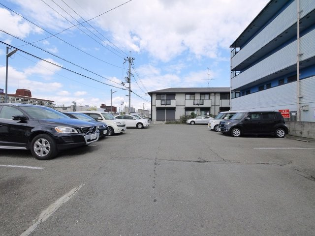 ファーストシティⅠの駐車場|駐車場があるので、車を買う予定の方も安心です
