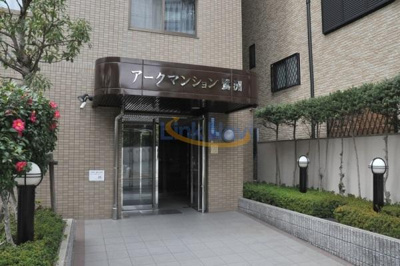 【その他共用部分】 | アークマンション鷺洲 | 敷地内に30台分を確保している駐車場の入り口にはロボットゲートを設置して、暮らしの安全に配慮しています。