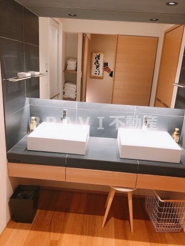 おおきに東心斎橋ビル　BRAVI不動産の独立洗面台|【おおきに東心斎橋ビル】朝の支度にも助かる、独立の洗髪洗面化粧台