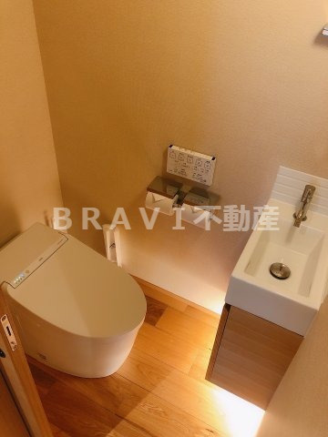 おおきに東心斎橋ビル　BRAVI不動産のトイレ|【おおきに東心斎橋ビル】シンプルで使いやすいトイレです