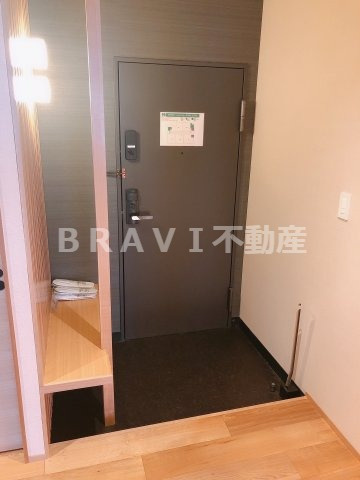 おおきに東心斎橋ビル　BRAVI不動産の玄関|【おおきに東心斎橋ビル】明るい玄関です
