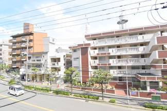 【展望】 | バルコニーからの景色です。前面の道路が広くお迎えの建物まで距離がございますので、３階でも十分な日が入ります。
