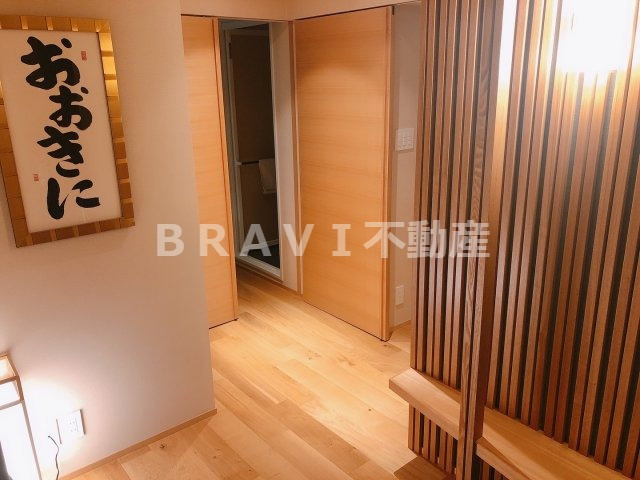 おおきに東心斎橋ビル　BRAVI不動産の玄関|【おおきに東心斎橋ビル】明るい玄関です