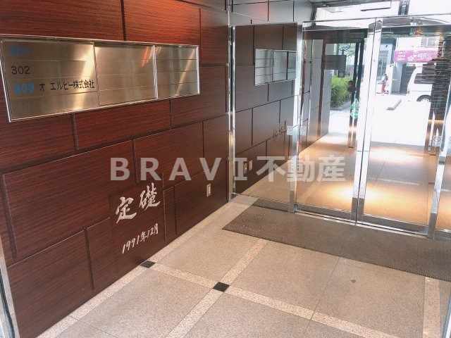 おおきに東心斎橋ビル　BRAVI不動産のエントランス|【おおきに東心斎橋ビル】落ち着いたエントランスです