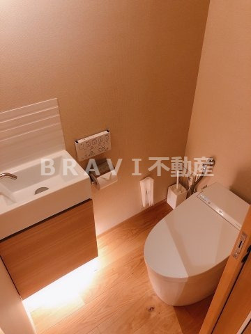 おおきに東心斎橋ビル　BRAVI不動産のトイレ|【おおきに東心斎橋ビル】清潔感のあるトイレです