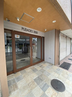 【エントランス】 | 共用エントランスは不審者の侵入を未然に防ぐオートロック＆防犯カメラ付き！防犯対策充実しています◎
