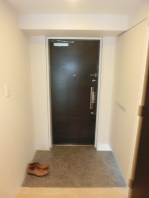 エールリベルテ大阪WESTの玄関