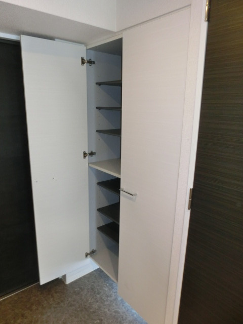 エールリベルテ大阪WESTの収納