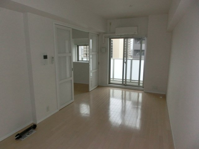 エールリベルテ大阪WESTの居間・リビング