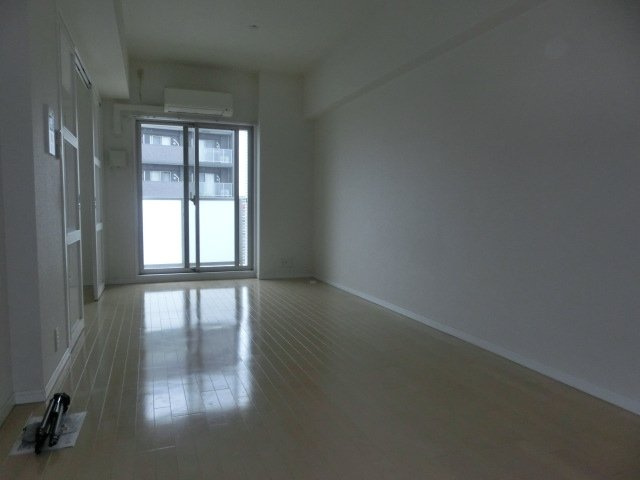 エールリベルテ大阪WESTの居間・リビング