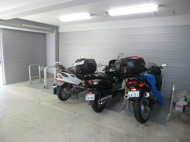 クリア塚本の駐車場