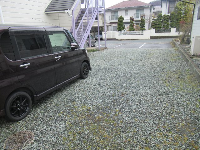 東山形2丁目3-6貸家の駐車場