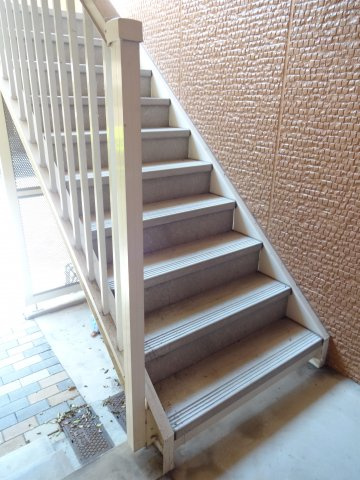 パークアベニュー【10,000円キャッシュバック対象物件】のエントランス|階段です