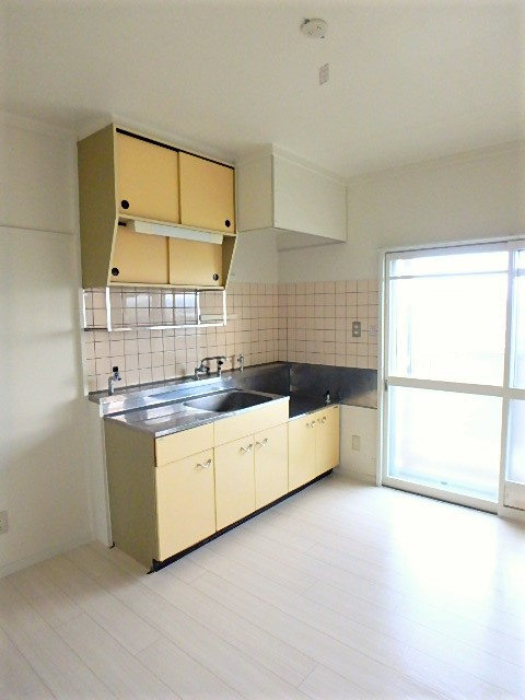 ビレッジハウス米子1号棟のキッチン|402号室の写真（反転あり）