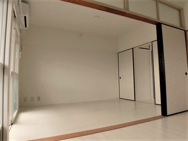 ビレッジハウス米子1号棟の居間・リビング|402号室の写真（反転あり）