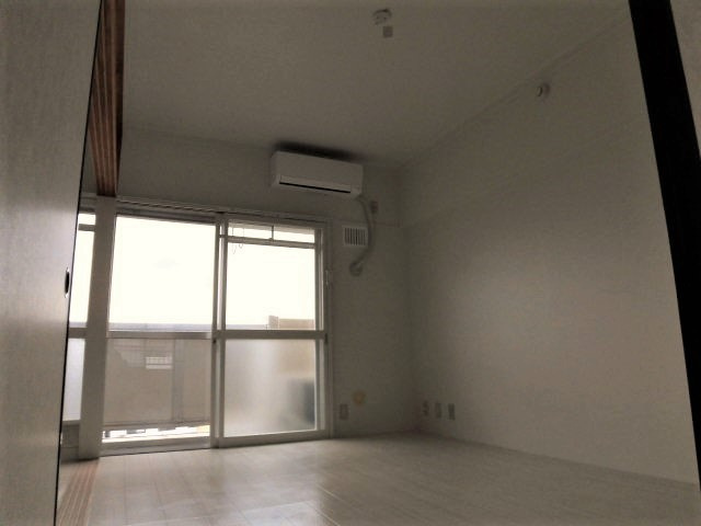 ビレッジハウス米子1号棟の居間・リビング|402号室の写真（反転あり）