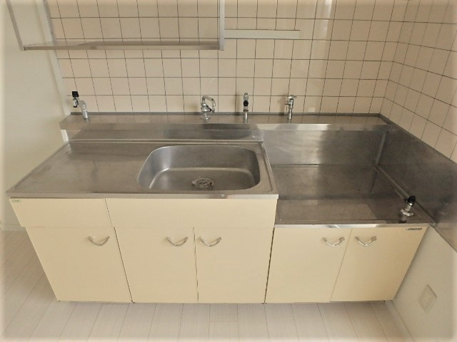 ビレッジハウス米子1号棟のキッチン|402号室の写真（反転あり）