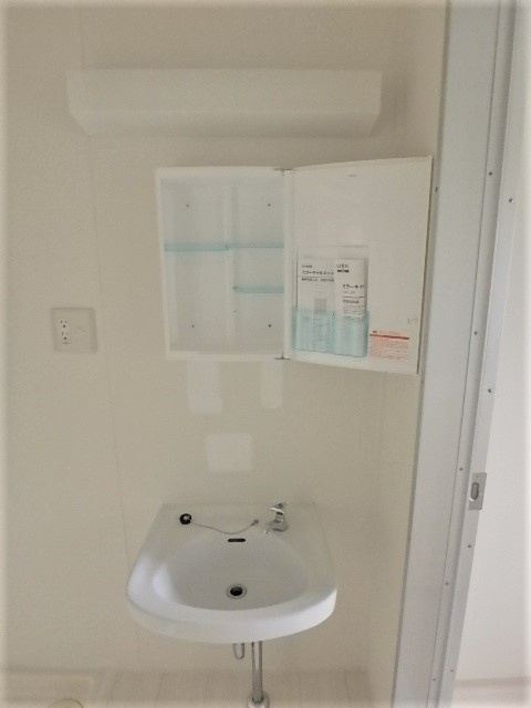 ビレッジハウス米子1号棟の独立洗面台|402号室の写真（反転あり）