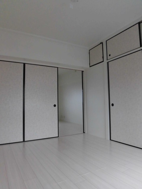 ビレッジハウス米子1号棟の洋室|402号室の写真（反転あり）