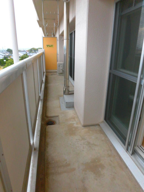 ビレッジハウス米子1号棟のバルコニー|402号室の写真（反転あり）