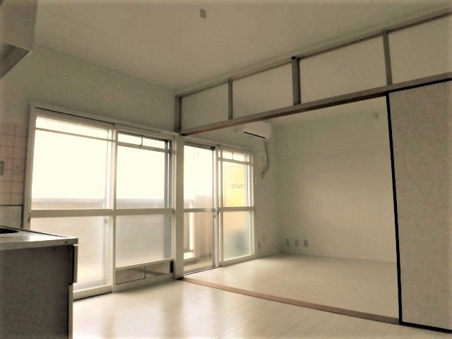 ビレッジハウス米子1号棟の居間・リビング|402号室の写真（反転あり）