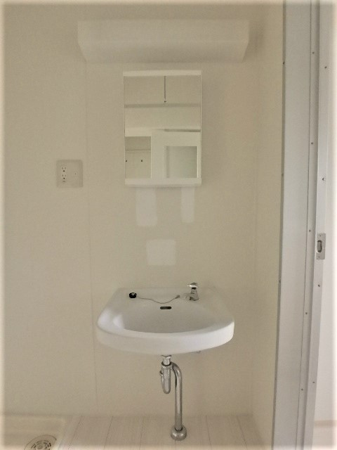 ビレッジハウス米子1号棟の独立洗面台|402号室の写真（反転あり）