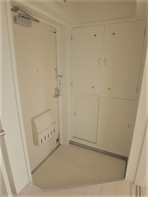 ビレッジハウス米子1号棟の玄関|402号室の写真（反転あり）