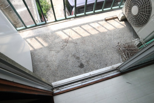 六十谷アパートのバルコニー