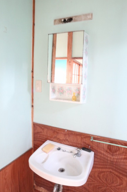 六十谷アパートの洗面所