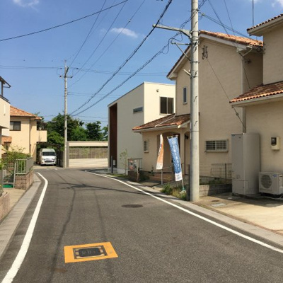 【前面道路含む現地写真】 | 大津市衣川1丁目38-25　中古戸建 | 北側の6ｍ道路（西側から）