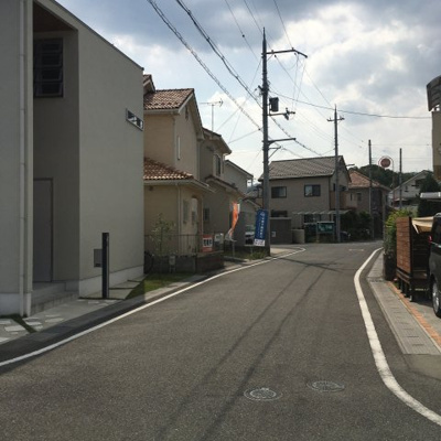 【前面道路含む現地写真】 | 大津市衣川1丁目38-25　中古戸建 | 北側の6ｍ道路（東側から）