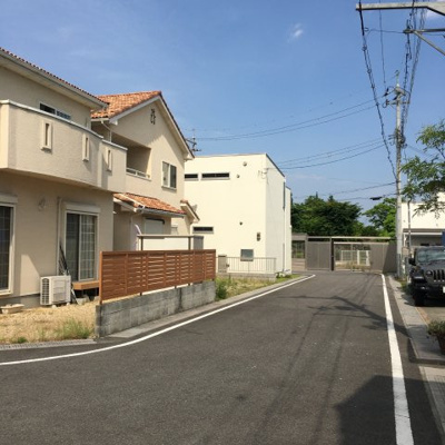 【前面道路含む現地写真】 | 大津市衣川1丁目38-25　中古戸建 | 南側の6ｍ道路（西側から）