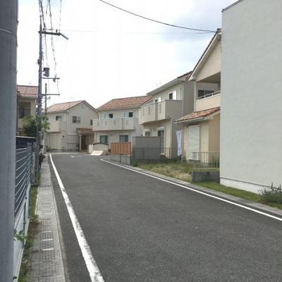 【前面道路含む現地写真】 | 大津市衣川1丁目38-25　中古戸建 | 南側の6ｍ道路（東側から）