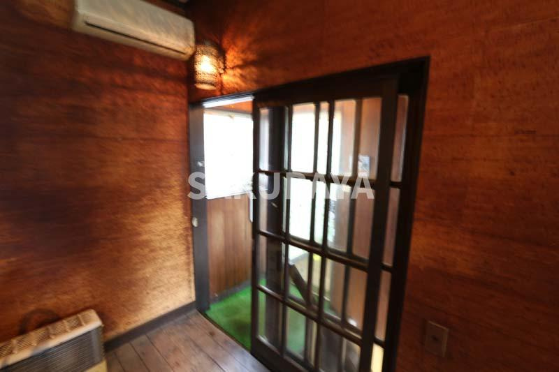 久保方貸店舗の玄関