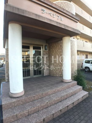 【エントランス】 | ラ・ぺジブル | 落ち着いたエントランスです