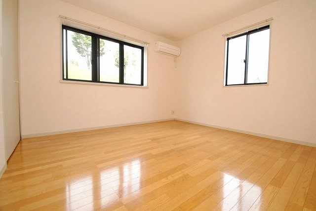 グリーンエクセル小森野Bの寝室|落ち着いた色調の寝室です