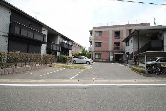 グリーンエクセル小森野Bの駐車場|車をお持ちの方に嬉しい駐車場付きの物件です