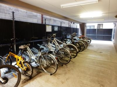 ベラジオ烏丸東の駐車場|駐輪場