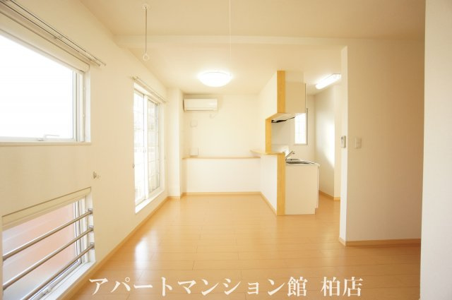 クレッシェンドⅡの居間・リビング|★日当たり良好