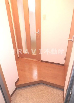 HugE1（ヒュージ1）　BRAVI不動産の玄関|【HugE1（ヒュージ1）】毎日通る玄関はこちらです