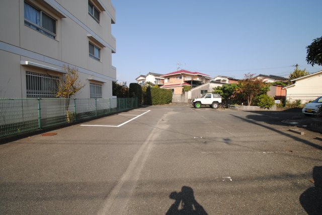 シャルム高松の駐車場