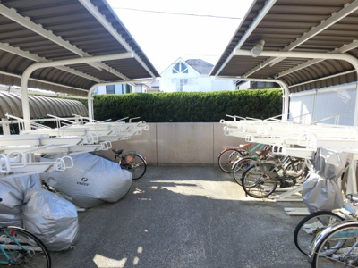 【その他共用部分】 | シュール東永谷 | 屋根付き駐輪場スペースです。
使用料無料とななっております。