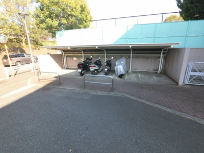 【その他共用部分】 | シュール東永谷 | 屋根付きバイク置き場スペースです。
月額200円。