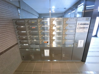 【その他共用部分】 | 集合ポストです。
郵便物はこちらからお取りください。