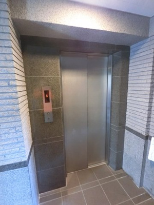 【その他共用部分】 | 洋光台三和プラザⅣ | エレベータ付きのマンションです。
お買い物やベビーカーの出し入れに便利です。