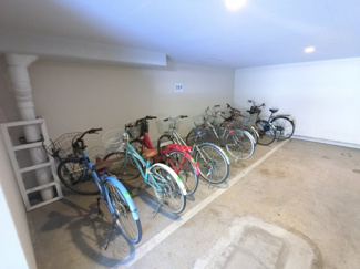 【その他共用部分】 | 自転車置き場です。
屋内にあるので雨が降っても安心です。