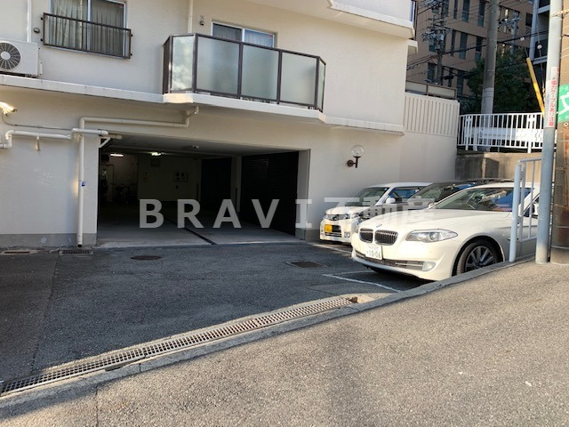 サニーハウス谷町　BRAVI不動産の駐車場|【サニーハウス谷町】駐車場完備です