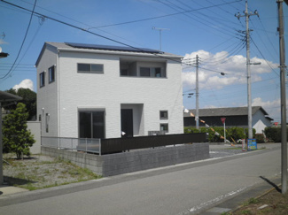 【外観】 | 屋根に3.8ＫＷ太陽光発電搭載！