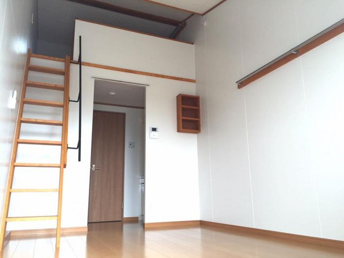 サンマリノ草野C棟【キャッシュバック対象】の居間・リビング|こちらの居間で趣味の時間をお楽しみください