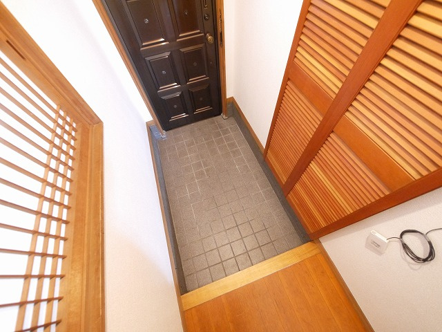 今国府町一戸建の玄関|収納もある玄関です